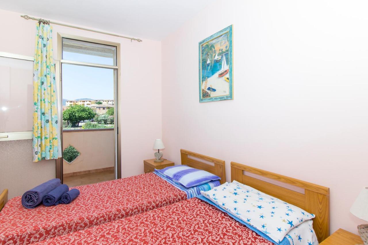 Appartamenti In Villa Con Ampio Giardino Esterno Posada  Exterior foto